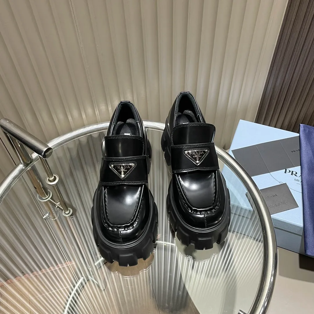 👟👟Ex-factory price p480👟👟 Women's shoes Women's clothing Women's shoes Women's clothing Women's shoes factory PRADA Prada 2021 classic catwalk new products Metal triangle logo style will never go out of style! 🔥 Full of futuristic sense, high-end and elegant appearance, quite stunning on the feet. Thick soles greatly improve the wearability. The new series is easier to wear than the previous ones and has a high-end fashion sense! The original metal buckle and imported patent leather open-edge beaded cowhide can only be controlled by the most perfect craftsmanship! Upper: imported open edge beads/patent leather cowhide. Lining: Imported sheepskin. Feet: imported sheepskin. Original molded outsole, perfect last, please look for high-end quality Color: black open edge beads/white open edge beads Size: 35-40 Full set of packaging: certificate, card, pure cotton bag